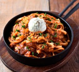 粗挽き肉とクリームチーズの濃厚トマトパスタ